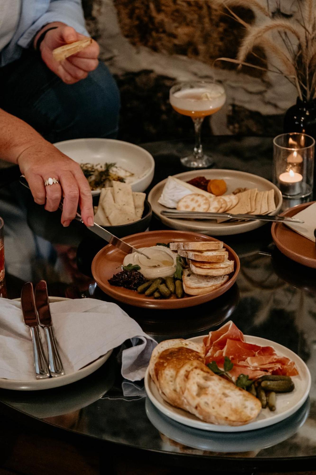 The Oak & Anchor Hotel Port Fairy Exterior photo A cheese board