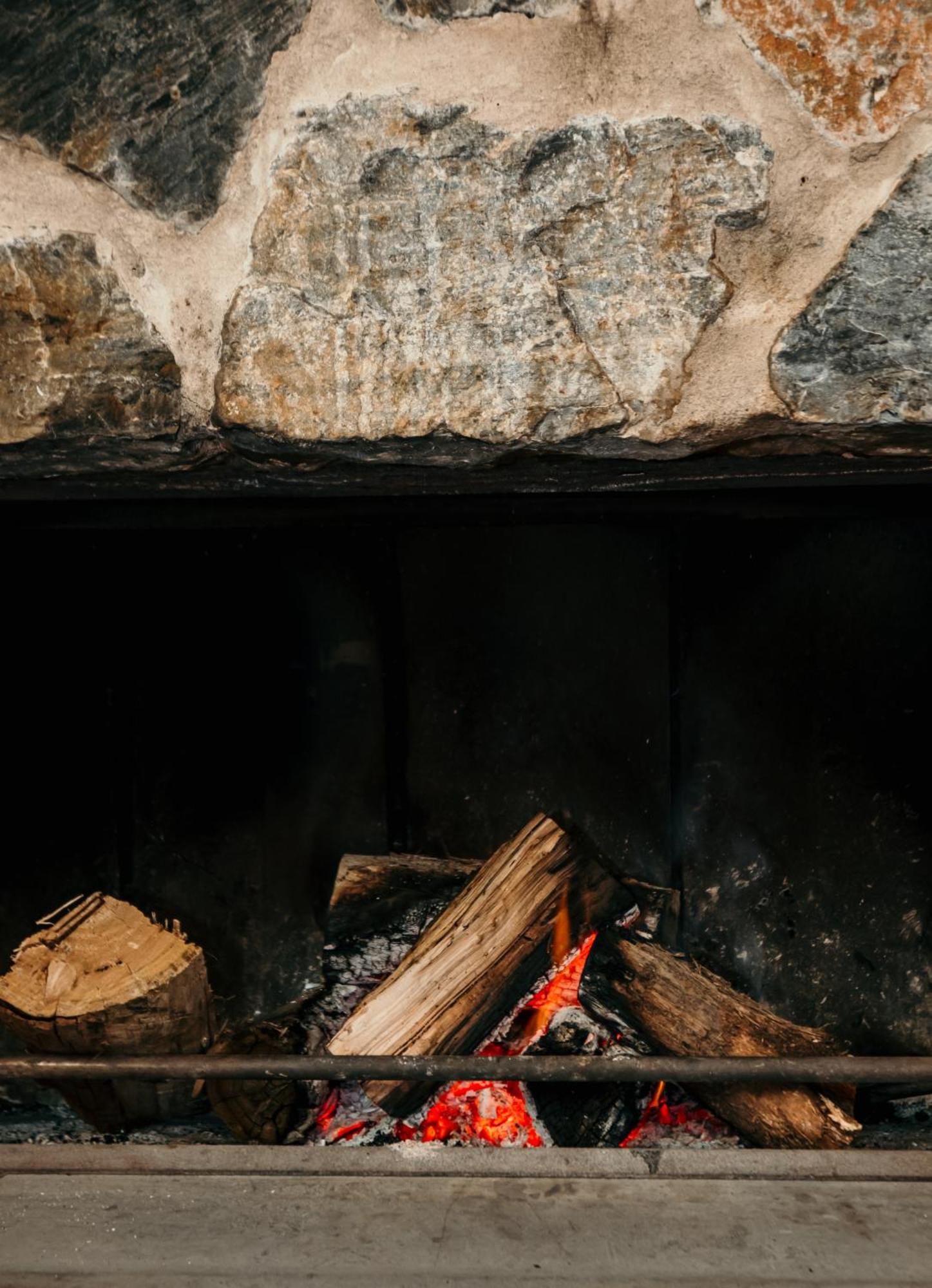 The Oak & Anchor Hotel Port Fairy Exterior photo The interior of a wood-burning fireplace