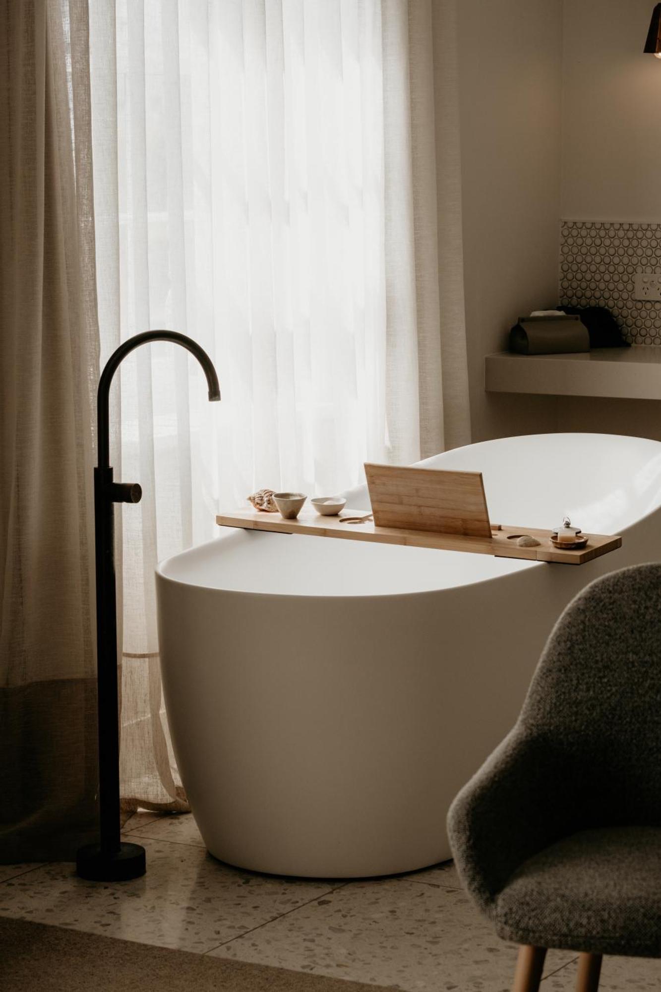 The Oak & Anchor Hotel Port Fairy Exterior photo A freestanding bathtub