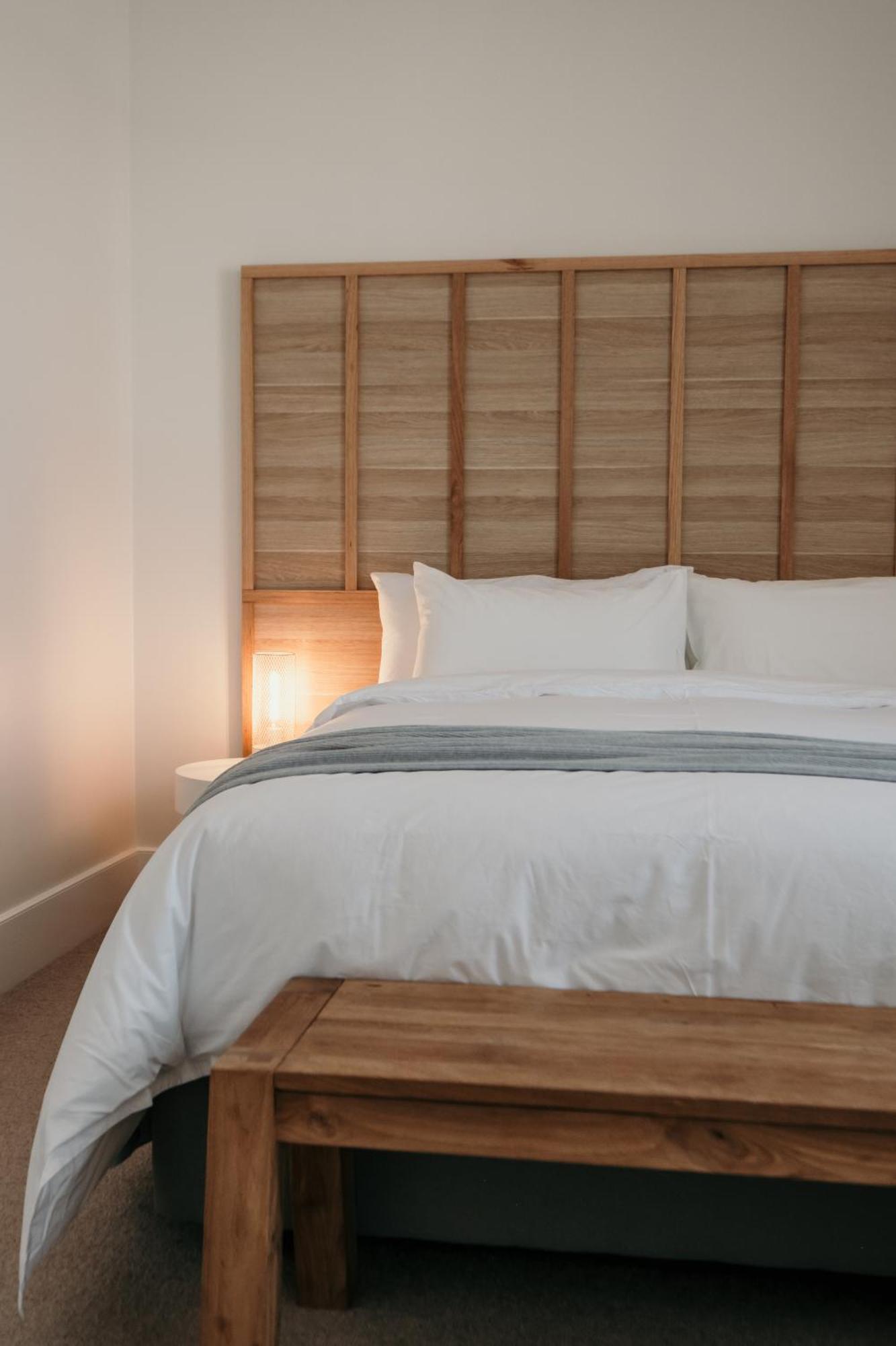 The Oak & Anchor Hotel Port Fairy Exterior photo A bed with a duvet