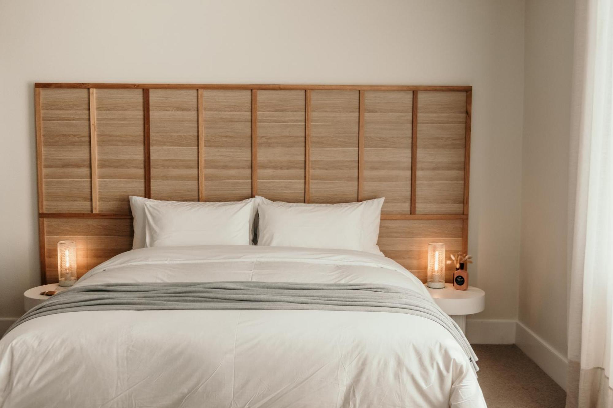 The Oak & Anchor Hotel Port Fairy Exterior photo A bed with a headboard