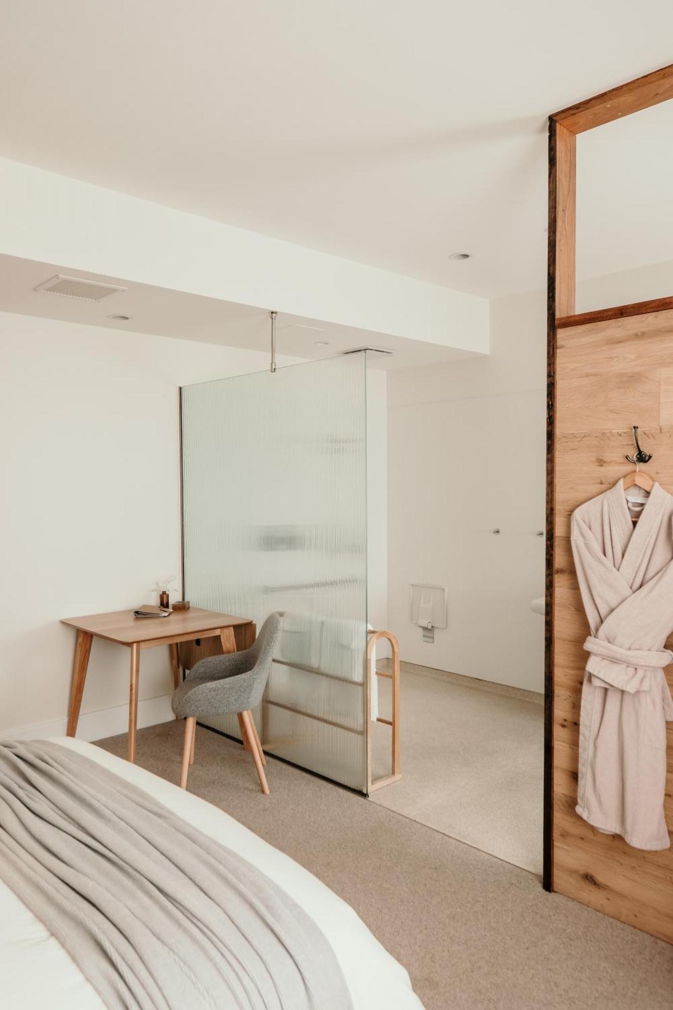 The Oak & Anchor Hotel Port Fairy Exterior photo A shower enclosure