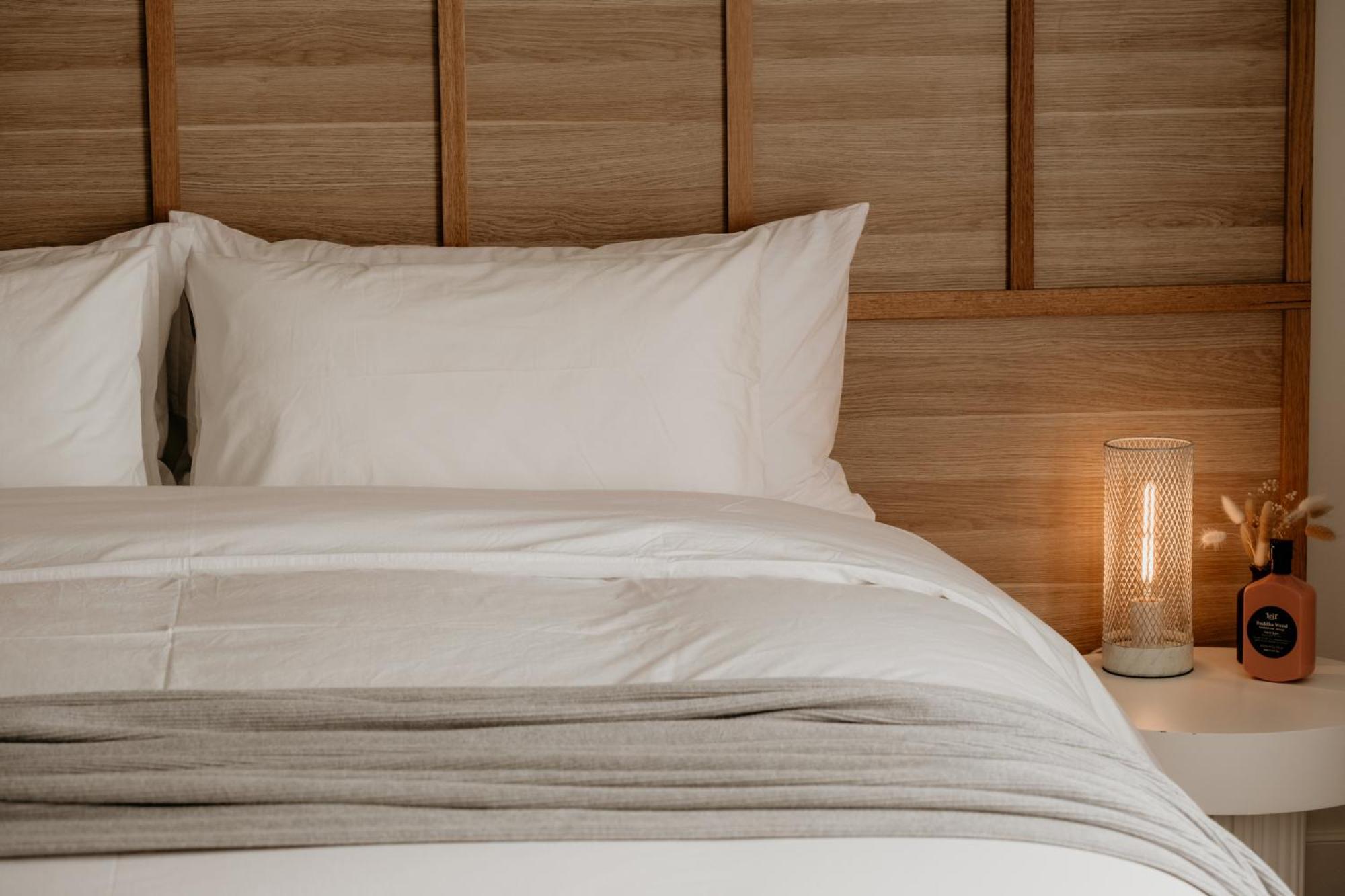 The Oak & Anchor Hotel Port Fairy Exterior photo A bed with a duvet