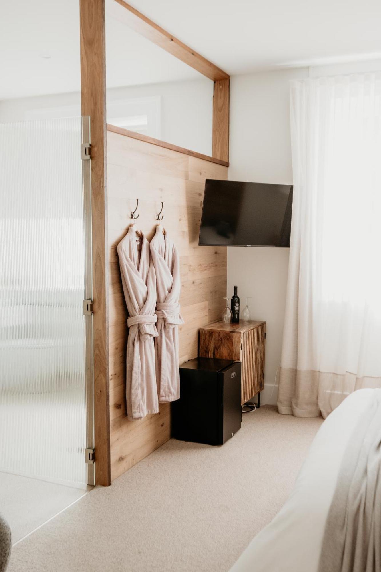 The Oak & Anchor Hotel Port Fairy Exterior photo A bathrobe hanging on a door