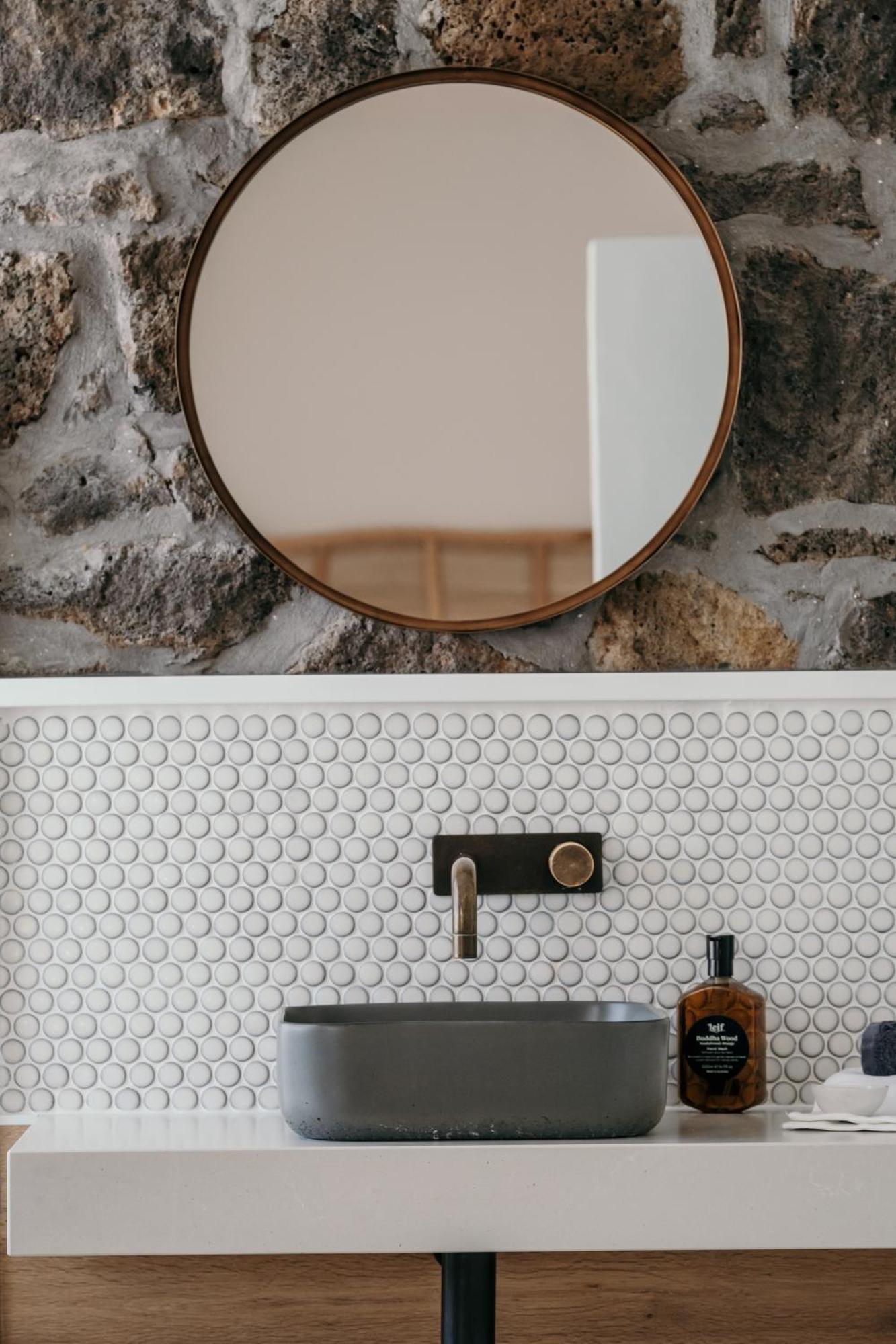 The Oak & Anchor Hotel Port Fairy Exterior photo A bathroom with penny round tiles
