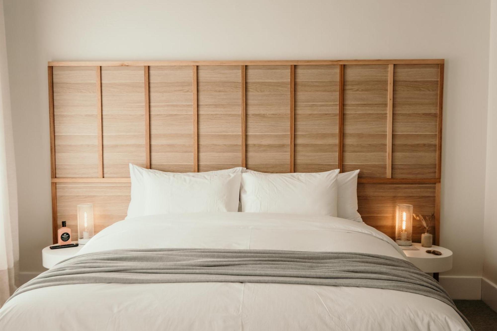 The Oak & Anchor Hotel Port Fairy Exterior photo A bed with a headboard