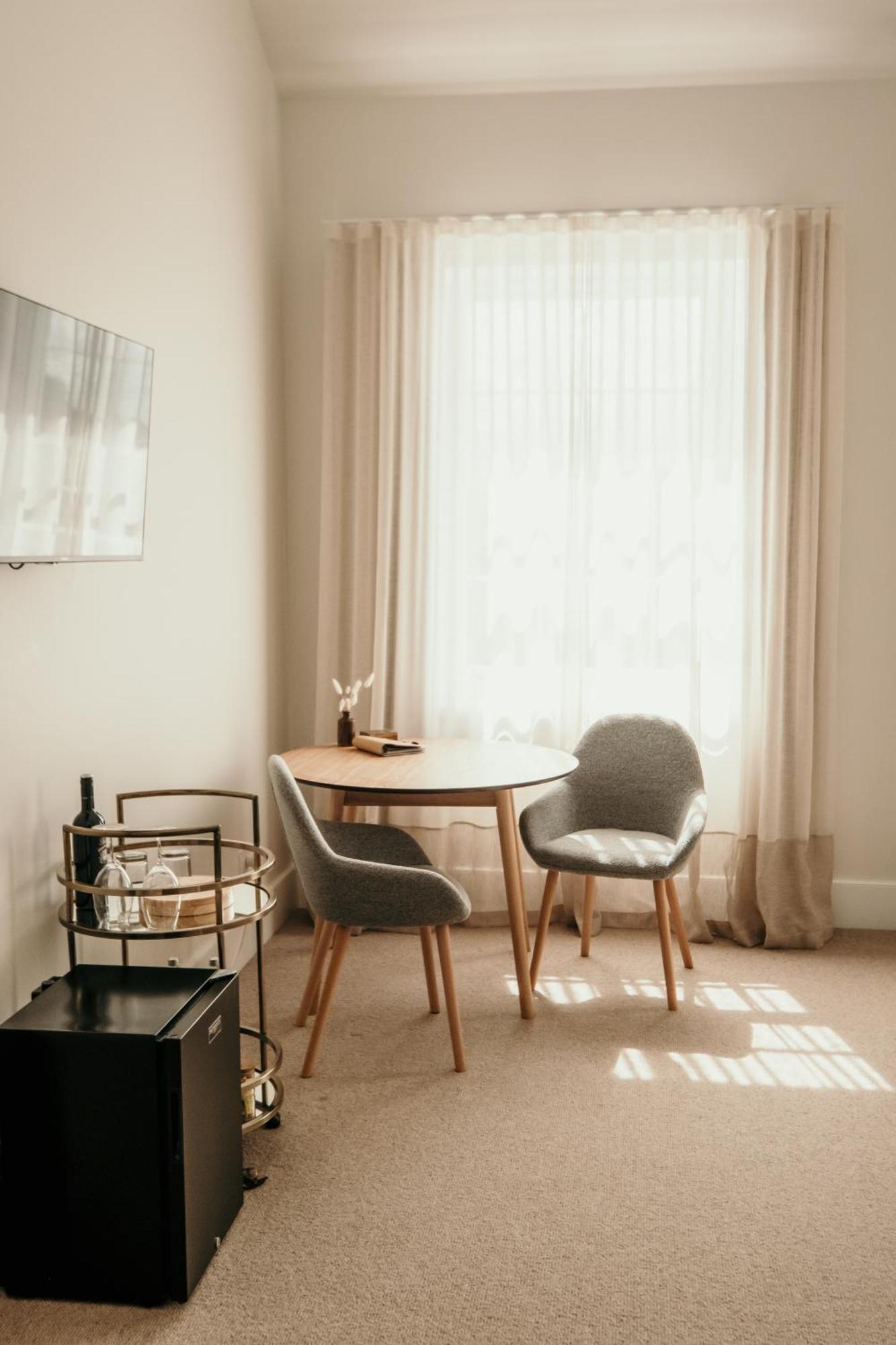 The Oak & Anchor Hotel Port Fairy Exterior photo A room with a table and two chairs