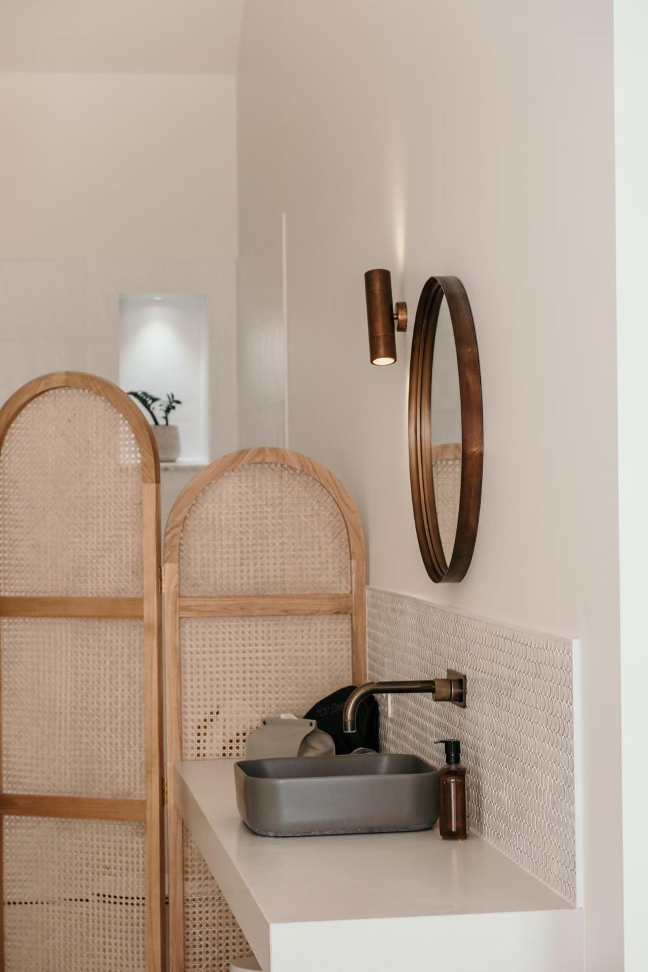 The Oak & Anchor Hotel Port Fairy Exterior photo A wall-mounted mirror