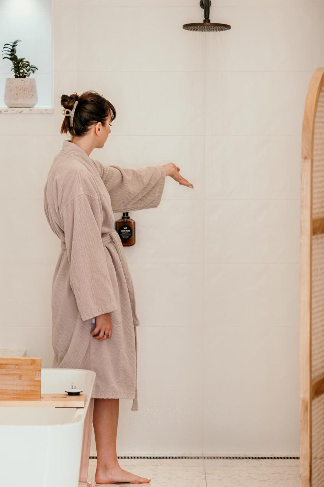 The Oak & Anchor Hotel Port Fairy Exterior photo A woman wearing a bathrobe