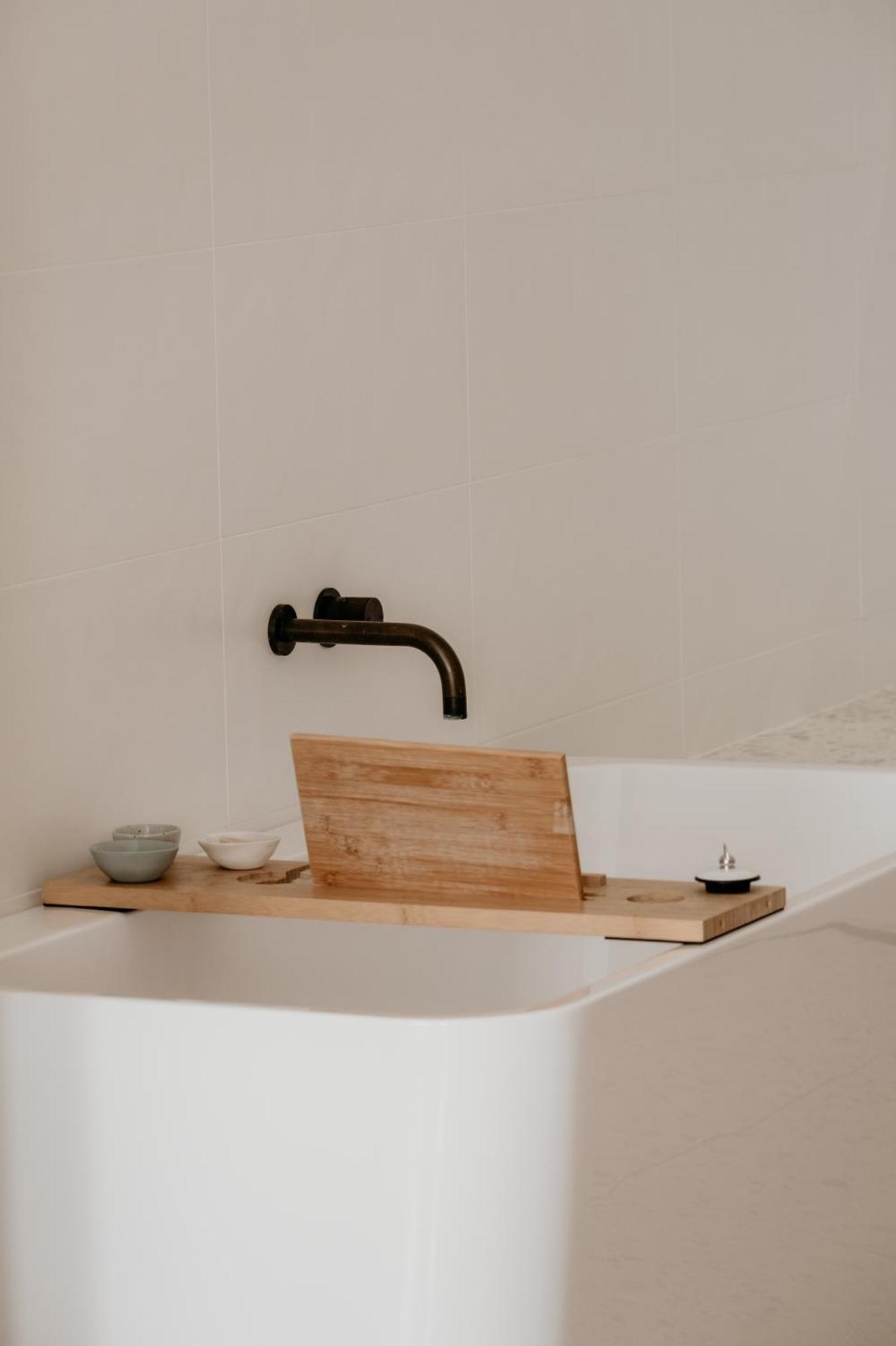 The Oak & Anchor Hotel Port Fairy Exterior photo A bath caddy