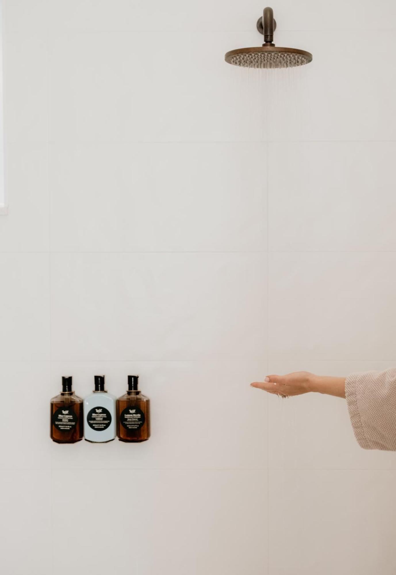 The Oak & Anchor Hotel Port Fairy Exterior photo A hand washing with soap