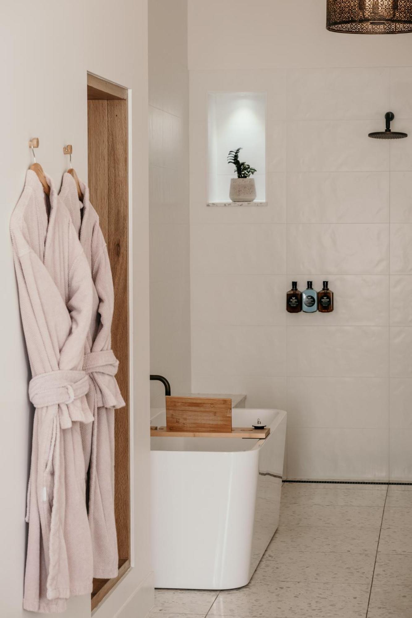 The Oak & Anchor Hotel Port Fairy Exterior photo A bathrobe hanging on a bathroom door