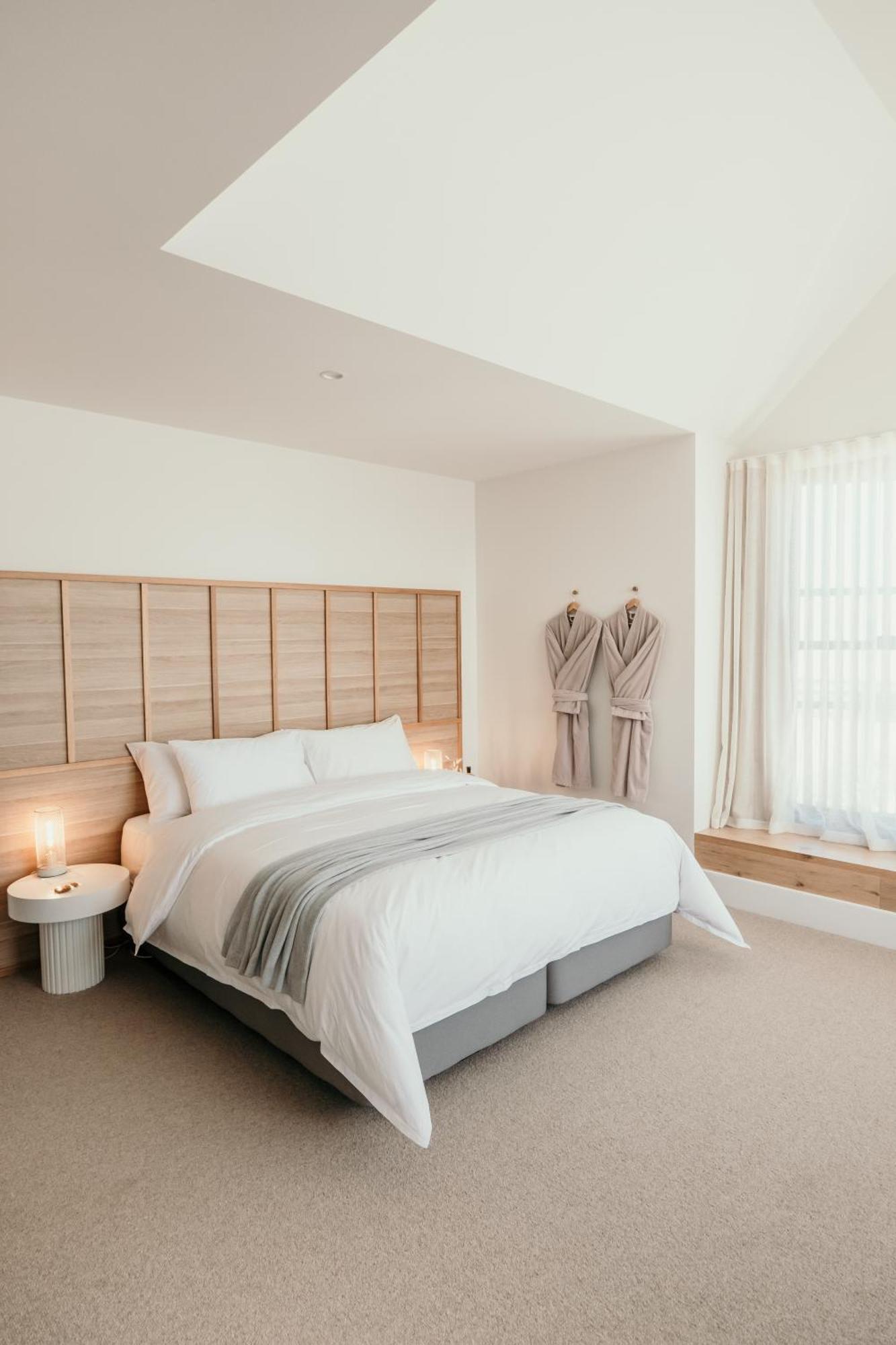 The Oak & Anchor Hotel Port Fairy Exterior photo A bedroom at The Old Bank Hotel