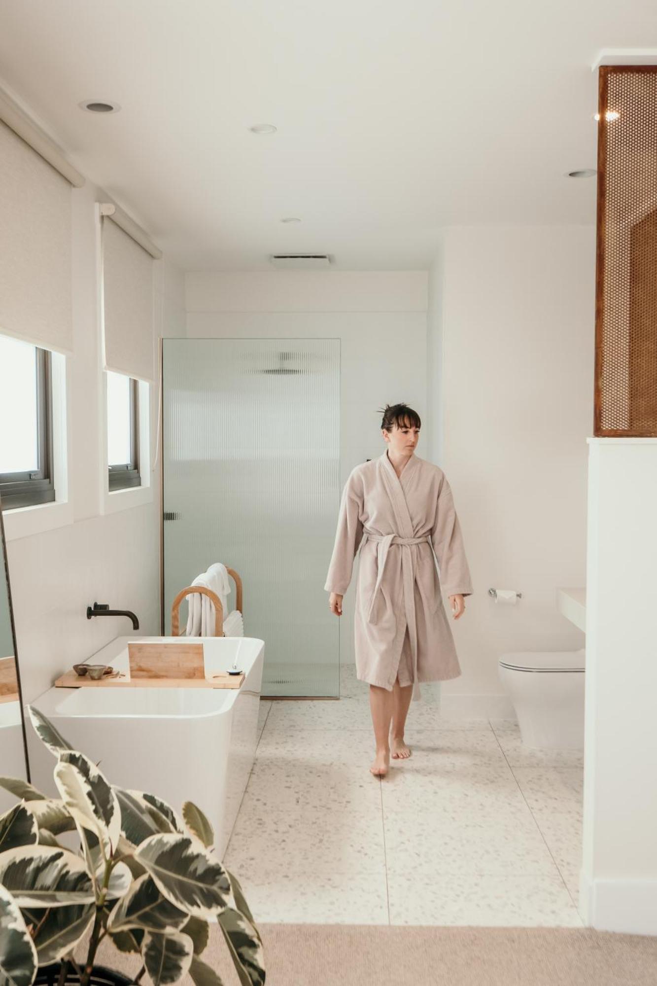 The Oak & Anchor Hotel Port Fairy Exterior photo A woman wearing a bathrobe