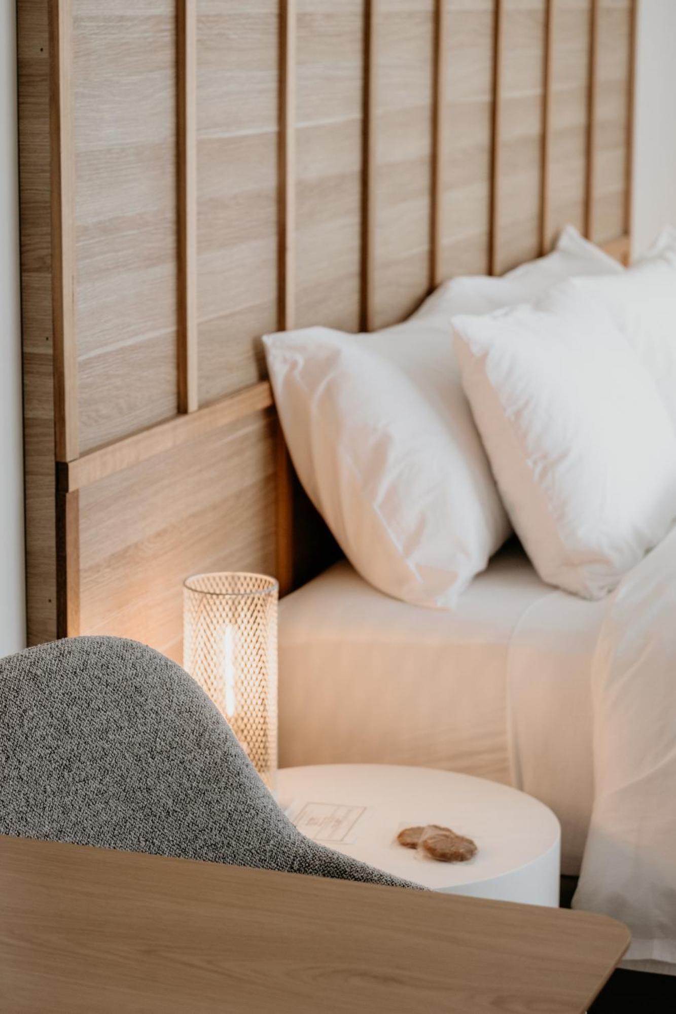 The Oak & Anchor Hotel Port Fairy Exterior photo A bed with two pillows