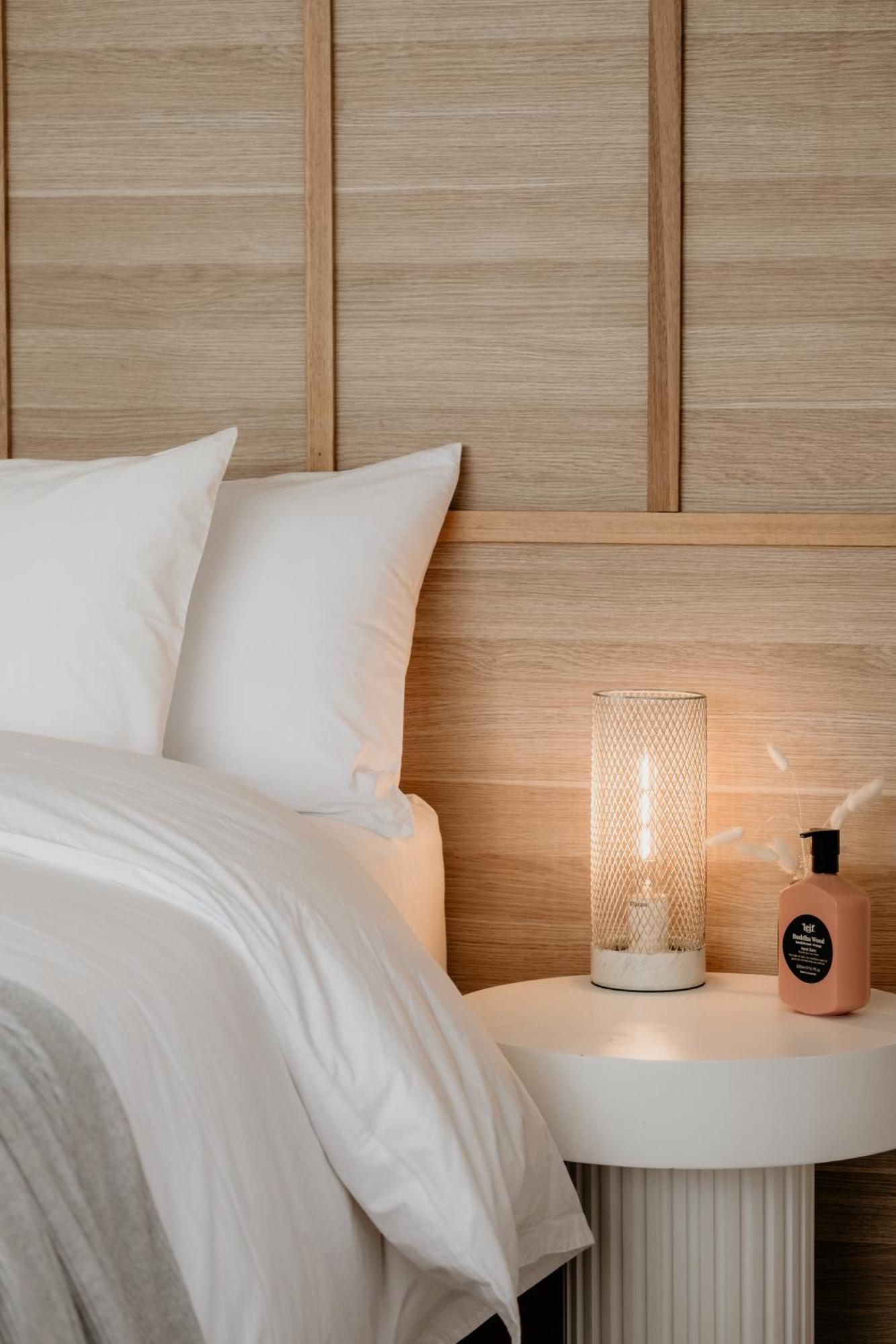 The Oak & Anchor Hotel Port Fairy Exterior photo A candle lamp
