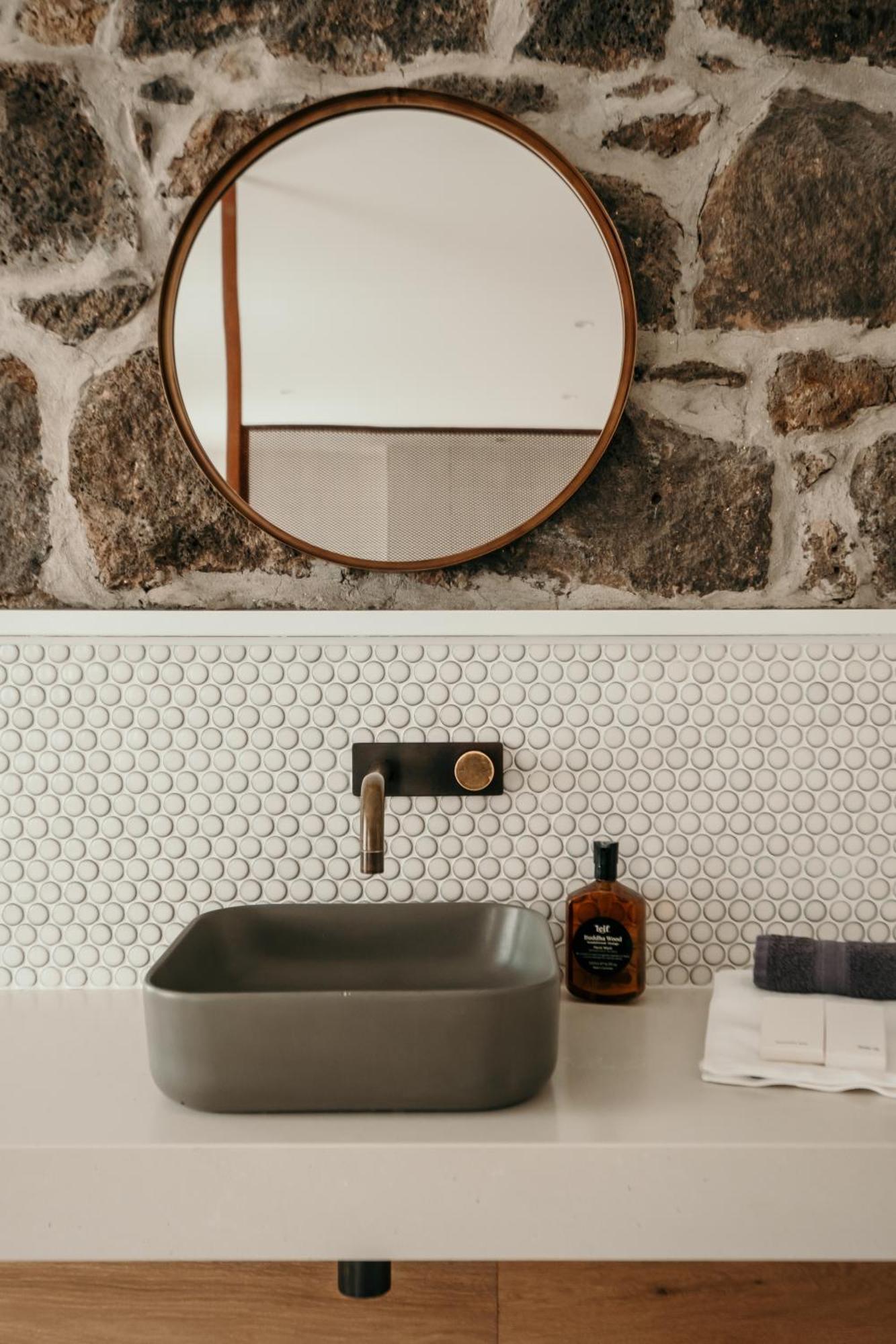 The Oak & Anchor Hotel Port Fairy Exterior photo Bathroom with penny round tiles