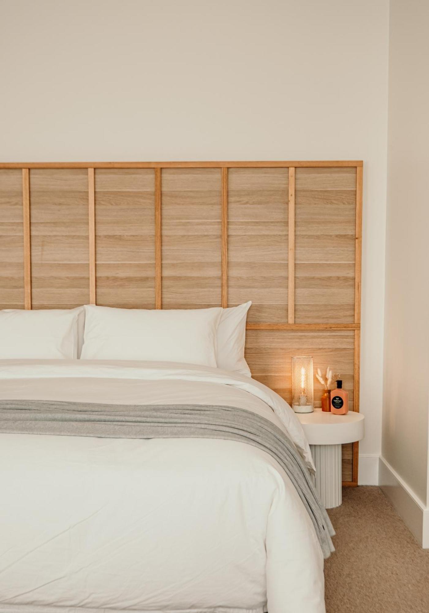 The Oak & Anchor Hotel Port Fairy Exterior photo A bamboo headboard