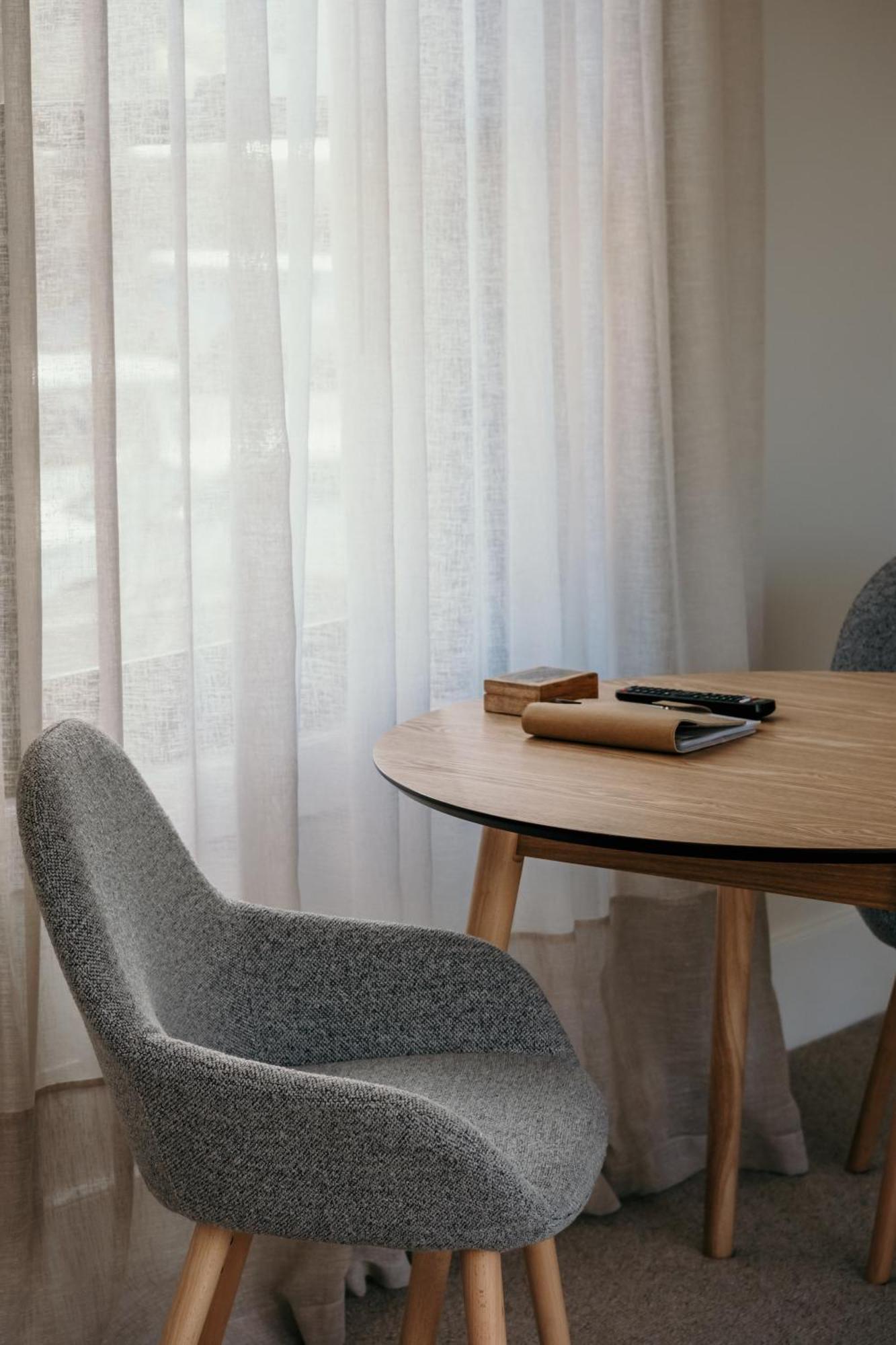 The Oak & Anchor Hotel Port Fairy Exterior photo A curtain