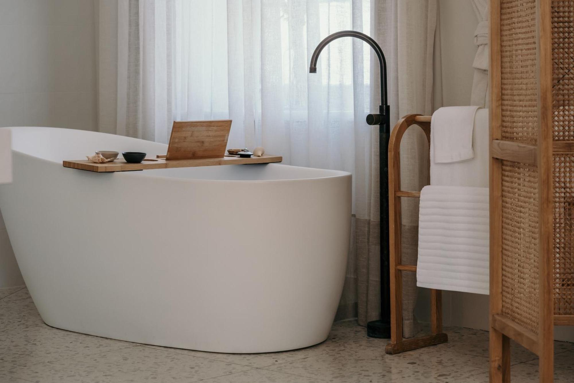 The Oak & Anchor Hotel Port Fairy Exterior photo A freestanding bathtub